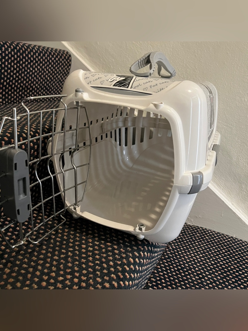 Never used! Small Pet Cat Dog Carrier 20x12x12 Moderna “Cats in Love” Runner NWT - Picture 5 of 10
